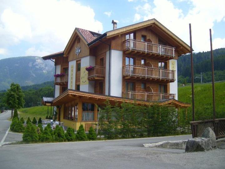 Residence Garni Il Giglio คอมเมซซาดูรา ภายนอก รูปภาพ