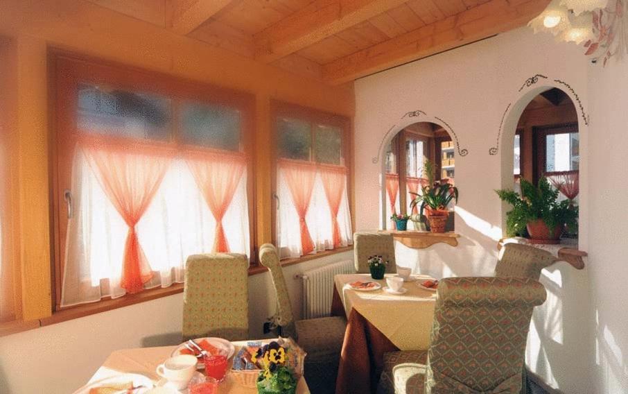 Residence Garni Il Giglio คอมเมซซาดูรา ภายนอก รูปภาพ