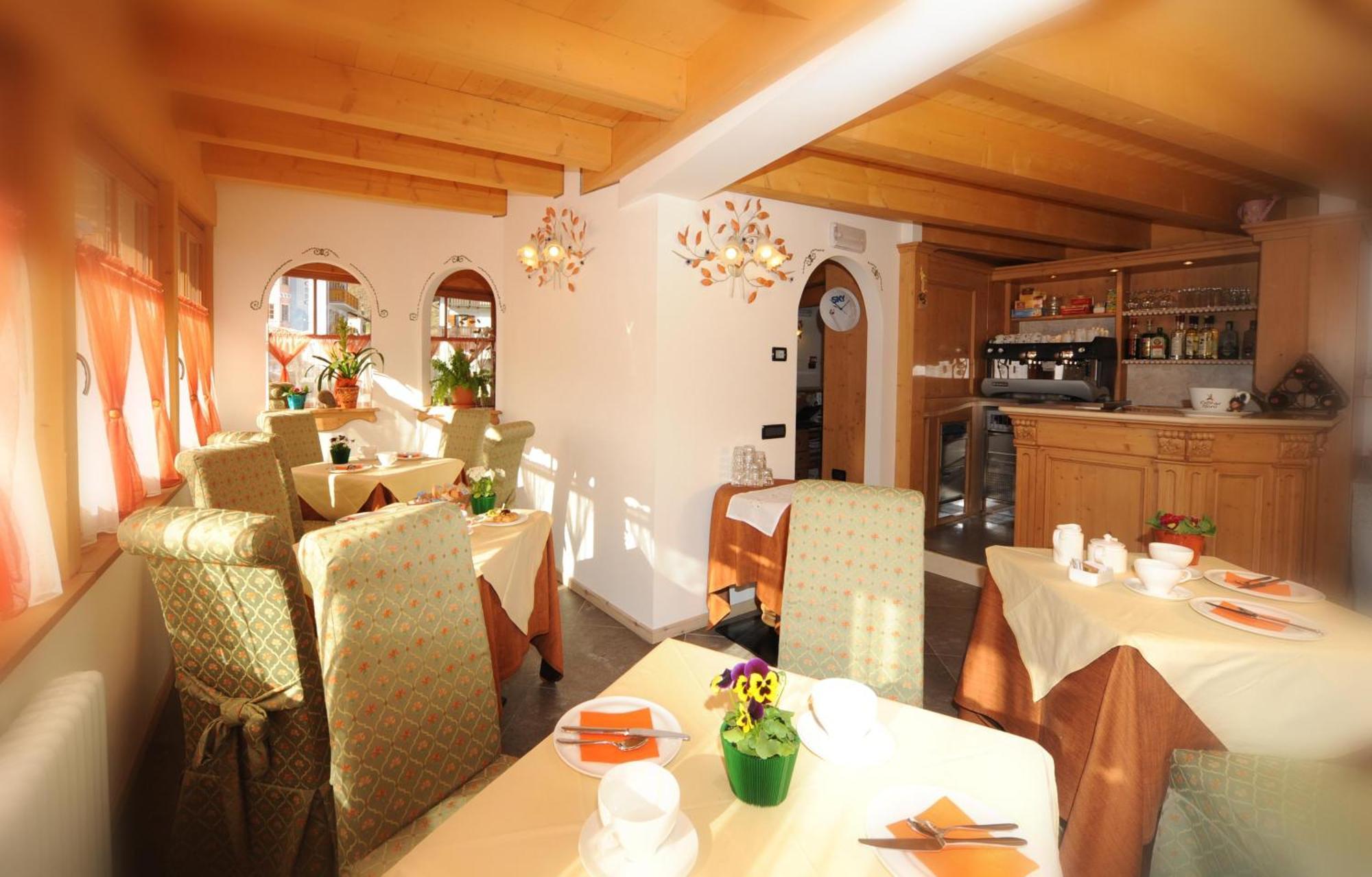 Residence Garni Il Giglio คอมเมซซาดูรา ภายนอก รูปภาพ