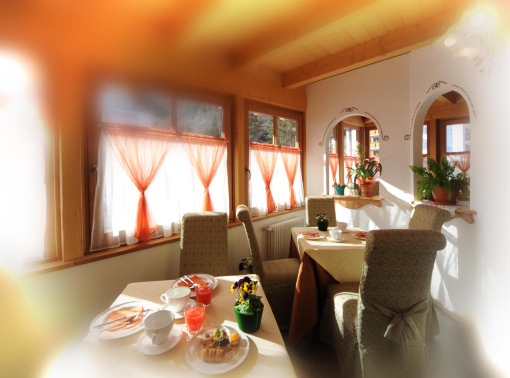 Residence Garni Il Giglio คอมเมซซาดูรา ภายนอก รูปภาพ