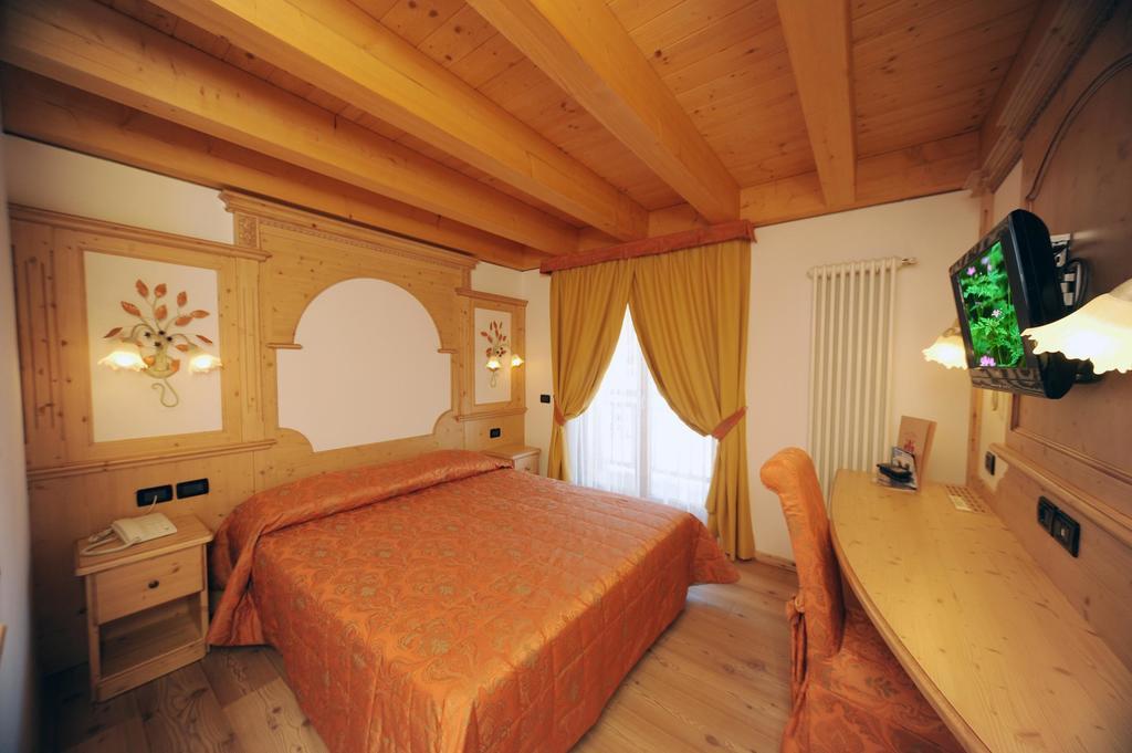 Residence Garni Il Giglio คอมเมซซาดูรา ภายนอก รูปภาพ