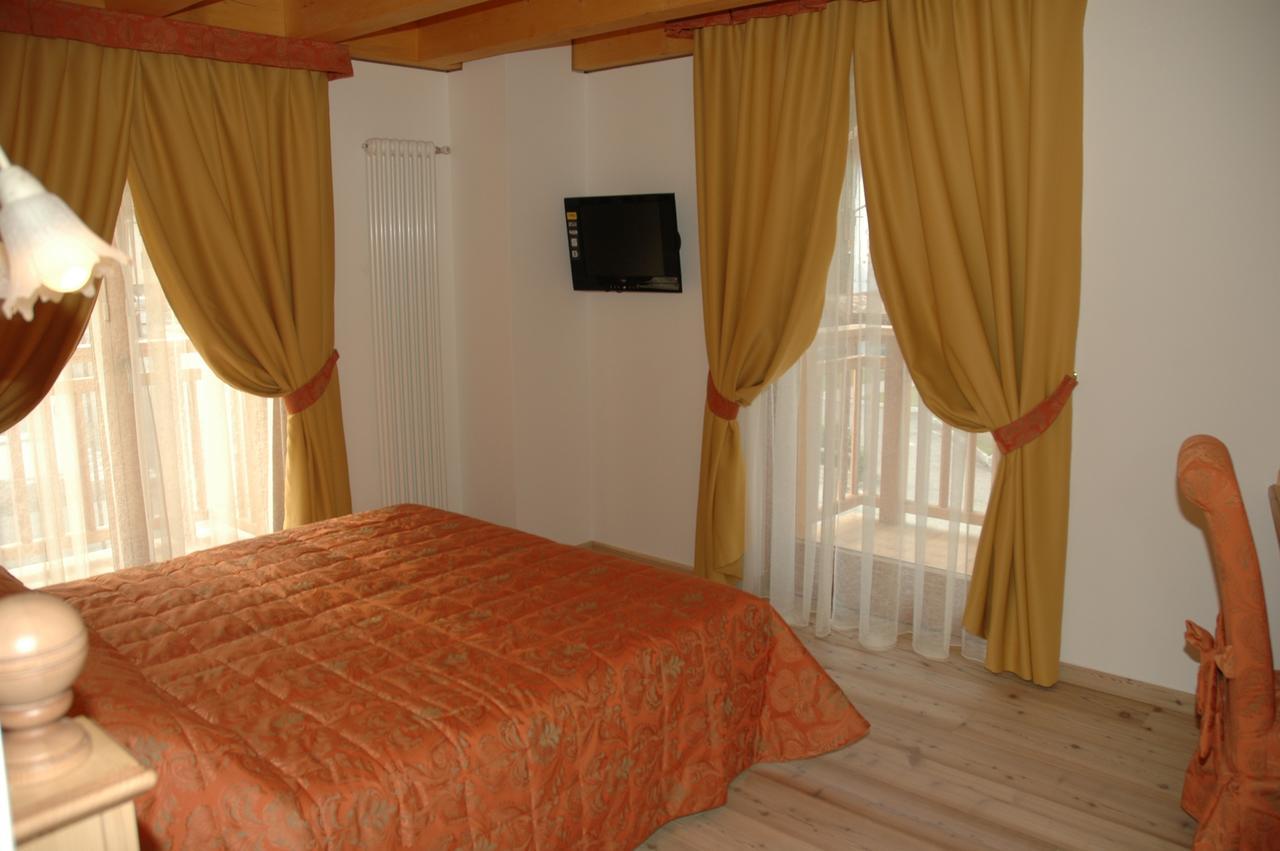 Residence Garni Il Giglio คอมเมซซาดูรา ภายนอก รูปภาพ